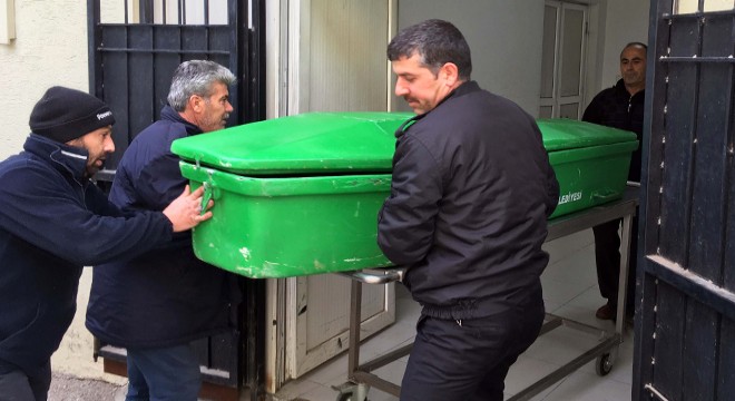Eşini bıçakladıktan sonra temizlik maddesi içerek intihar etti