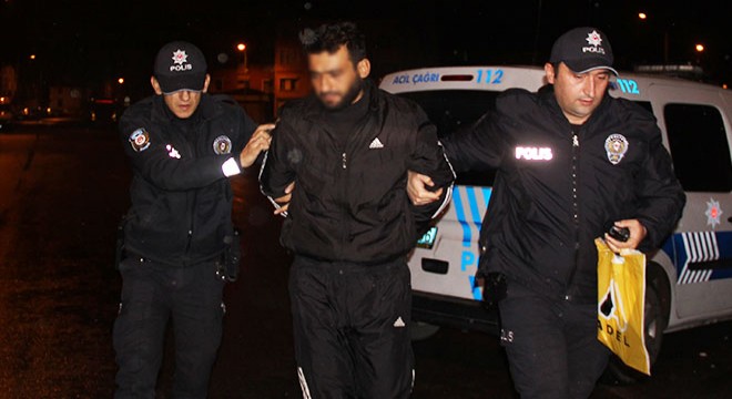 Eşini, çocuğunun önünde sopayla döverek öldürdü