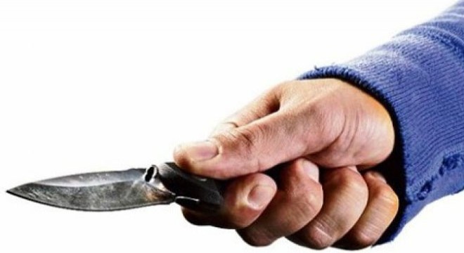 Eşini eve dönmeye ikna edemeyince kendini bıçakladı