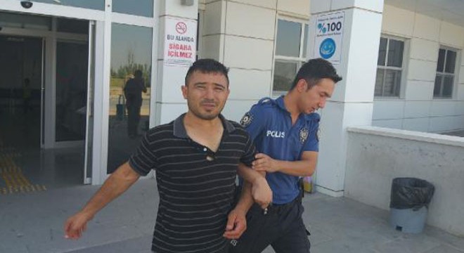 Eşini, kapıyı geç açtı diye boğazından bıçaklamış