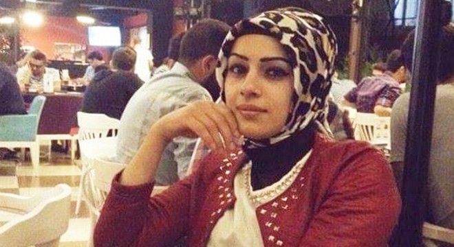 Eşini kızının yanında öldürdü