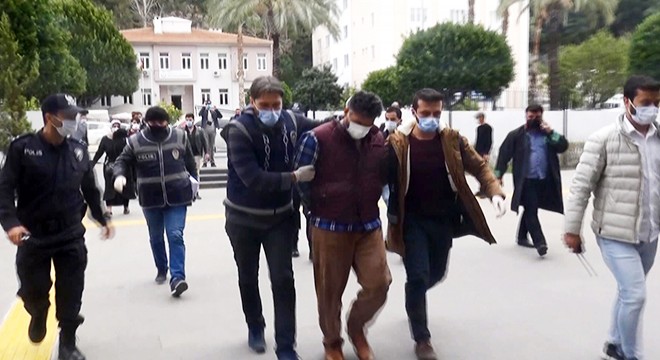 Eşini öldürüp, oğlunu yaralayan sanığa ömür boyu hapis