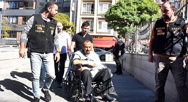Eşini satırla öldüren sanık hakim karşısında