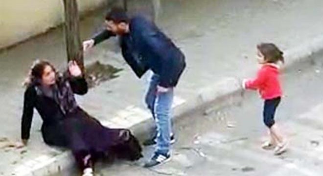 Eşini sokak ortasında döven kişi tahliye edildi