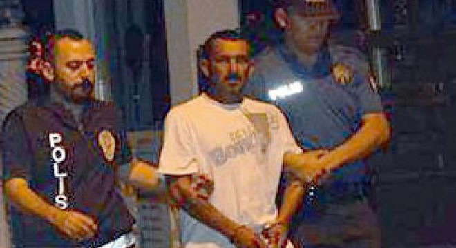 Eşini taciz ettiğini ileri sürdüğü kişiyi bıçaklayıp, kaçırmaya çalıştı
