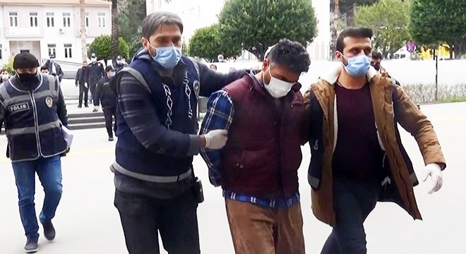Eşini ve oğlunu bıçaklayan şüpheli adliyede