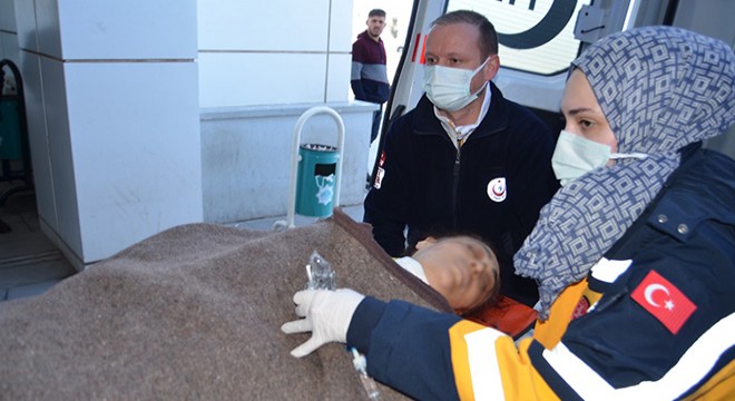 Eşini ve kendisine engel olmak isteyen kızını bıçakladı