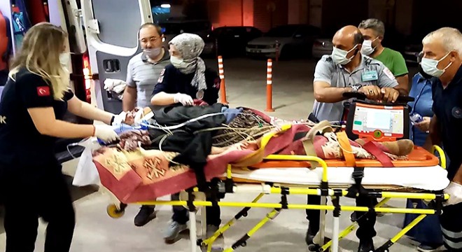 Eşinin kullandığı traktör üzerinden düşen yaşlı kadın ağır yaralandı