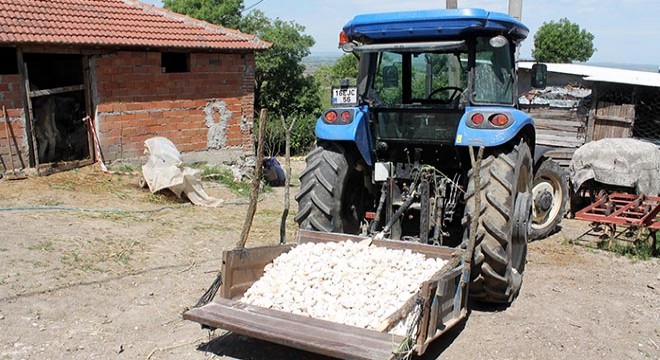 Eşinin kullandığı traktörün altında can verdi