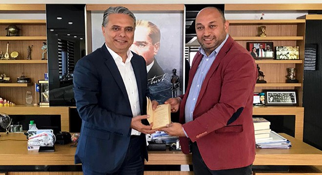 Eşinin şiir kitabını imzalayıp Uysal'a hediye etti