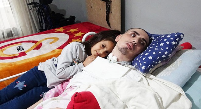 Eşinin terk ettiği Tayfun'un iyileşmesi umuduyla yaşıyorlar