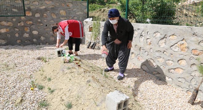 Eşinin mezarına gidemeyen kadına validen özel izin