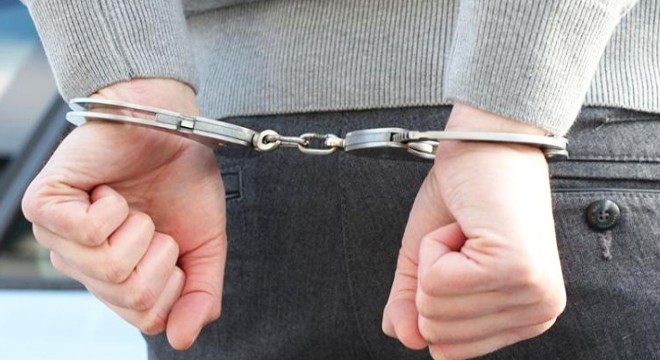 Eşiyle ilişkisi olduğunu iddia ettiği kişiyi bıçaklayan koca tutuklandı