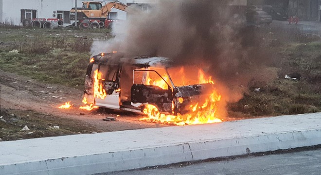 Eşiyle kaynanasına kızdı; Kendi minibüsünü yaktı