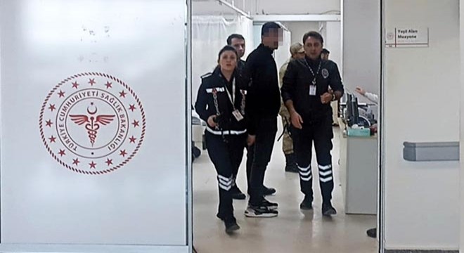 Eşiyle ultrason odasına alınmayınca doktoru ve sekreteri darbetti