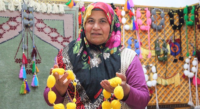 Eşiyle birlikte kazazlık mesleğini yaşatıyor