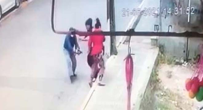 Eski eşine sokak ortasında silahla saldırdı
