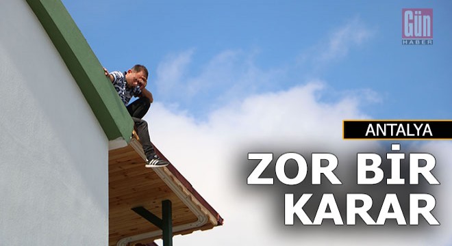 Eski eşinin oturduğu binanın çatısına çıktı...