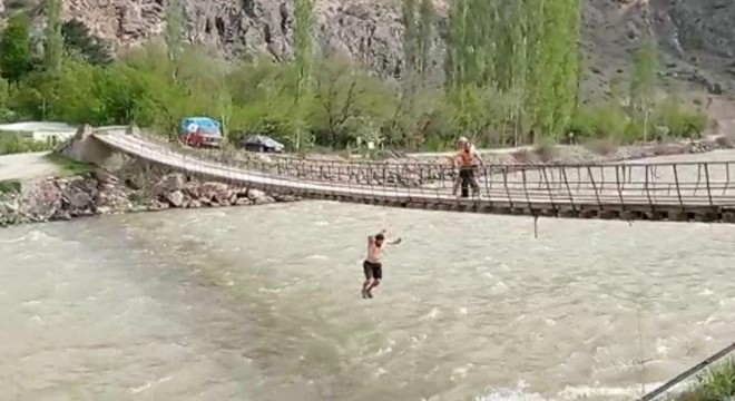 Eski milli güreşçi kuzenler, asma köprüden Çoruh Nehri'ne atladı
