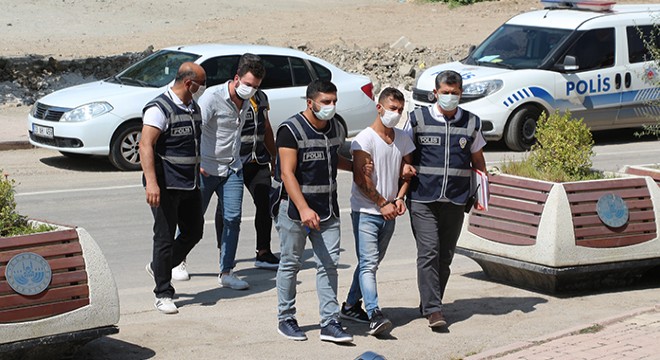 Eski patronuna saldırıp, iş yerine zarar verdi