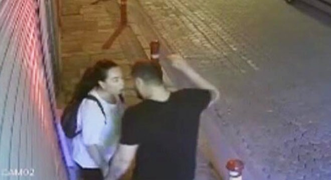 Eski sevgilisini darbetti; çevredekiler tarafından dövüldü