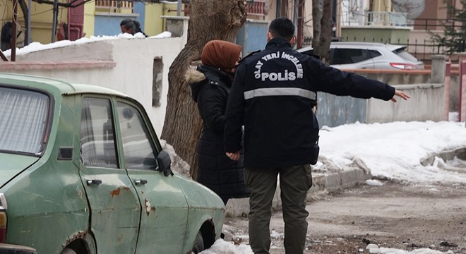 Eski eşini taş ve silah kabzası ile yaraladı