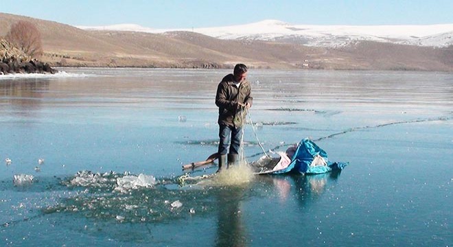 Eskimo usulü balık avı için ağlar suya bırakıldı