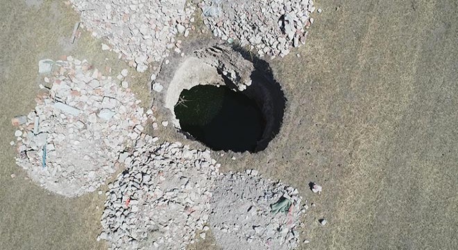 Eskişehir'de, 17 metre derinliğinde obruk oluştu