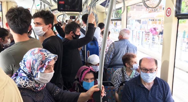 Eskişehir’de maske var, sosyal mesafe yok
