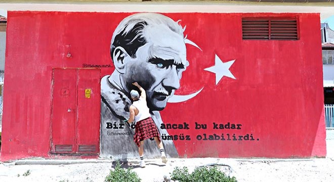 Eskişehir'in duvarlarını resimleriyle güzelleştiriyor