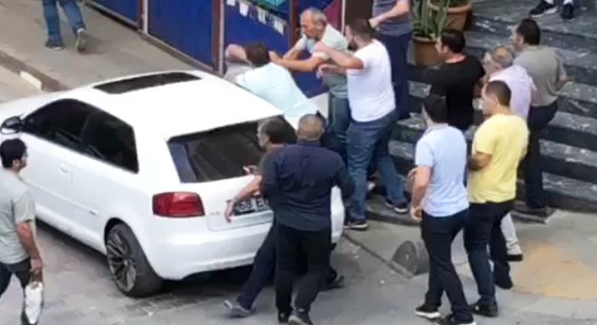 Esnaf park yeri için kavga etti, sokak savaş alanına döndü