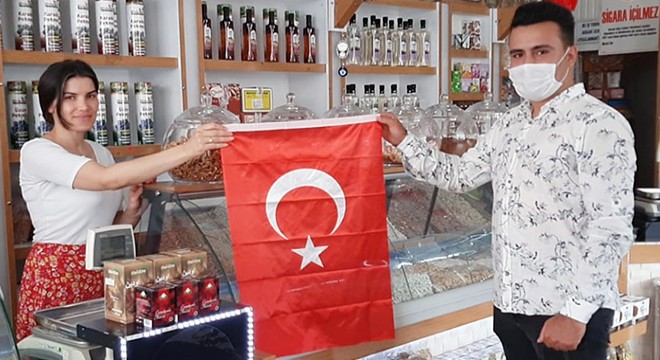 Esnafa 3 bin bayrak