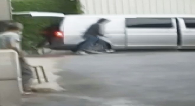 Esnafın hırsızlara tabureli müdahalesi kamerada