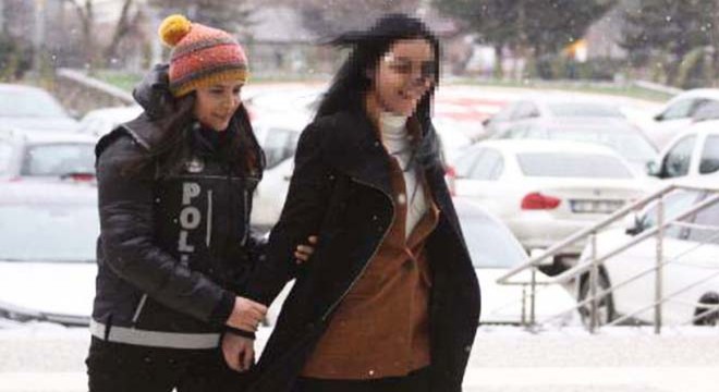 Esrarla yakalandı, adliyeye götürülürken güldü