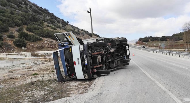 Eşya yüklü kamyonet devrildi