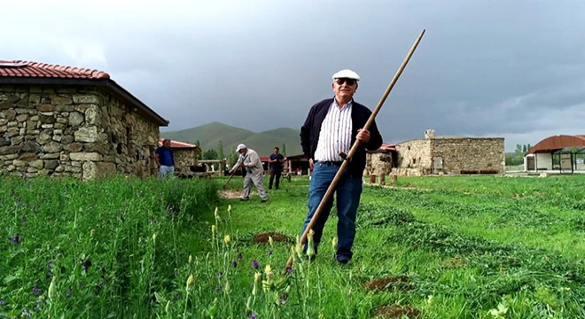 Etnografya Müzesi'ni türkü söyleyerek, ot biçerek açtılar