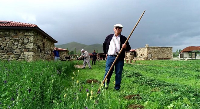 Etnografya Müzesi ni türkü söyleyerek, ot biçerek açtılar