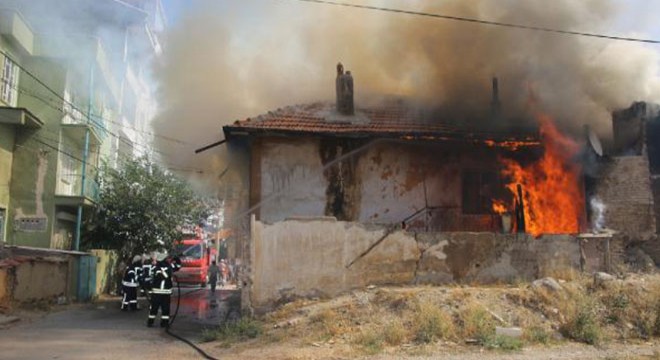 Ev alev alev yandı; Afgan anne ve 4 çocuğu dumandan etkilendi