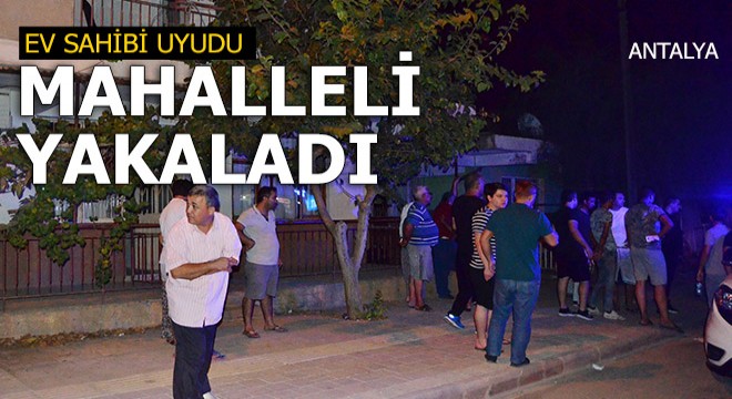 Ev sahibi uyudu, mahalleli yakaladı