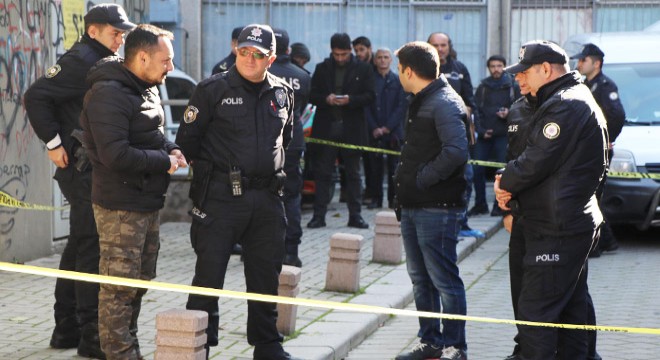 Ev arkadaşı 2 kişiyi öldürüp, polise teslim oldu