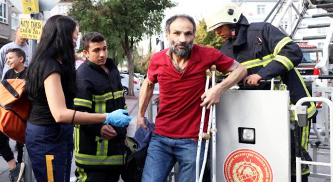 Evde çıkan yangında 1 kişi dumandan etkilendi