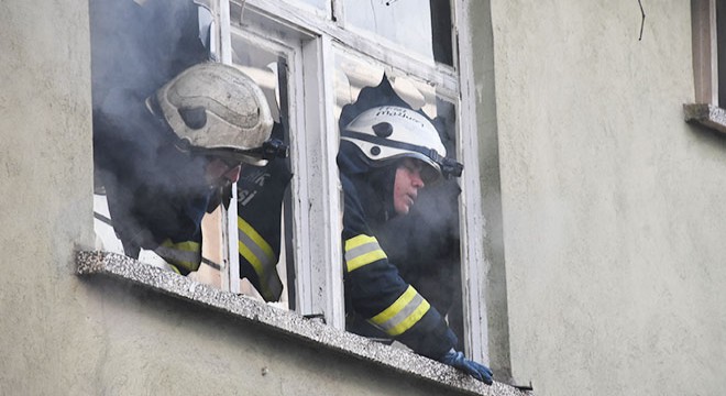 Evde çıkan yangında 2 çocuk dumandan etkilendi