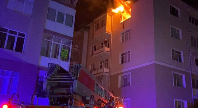 Evde çıkan yangında bir çocuk pencereden atladı: 2 ölü