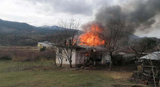 Evde çıkan yangını itfaiye söndürdü