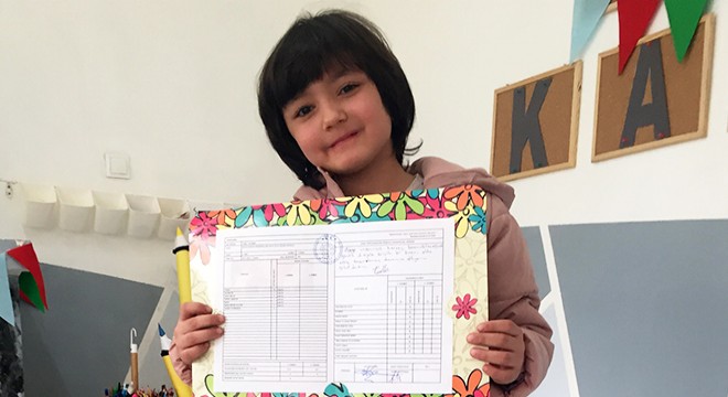 Evde eğitim alan Özge Yıldırım ilk karnesini aldı