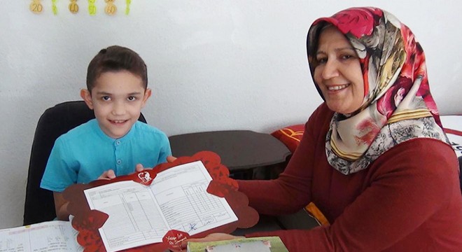 Evde eğitim gören Furkan'ın karne heyecanı