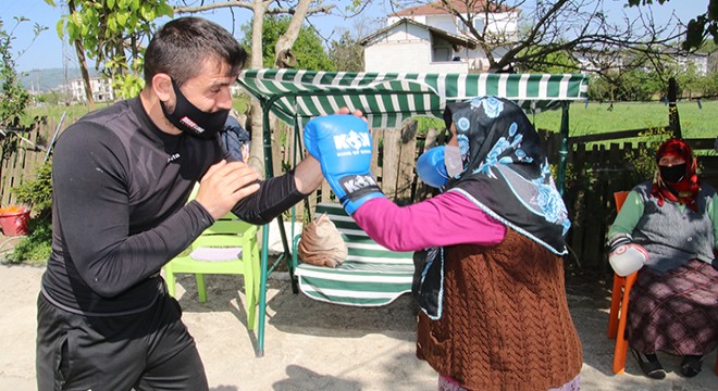 Evde kalan yaşlılara spor yaptırıyor