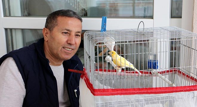 Evde kanaryasıyla vakit geçiyor
