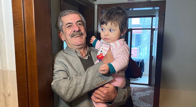 Evde kilitli kalan bebeği itfaiye ekipleri kurtardı