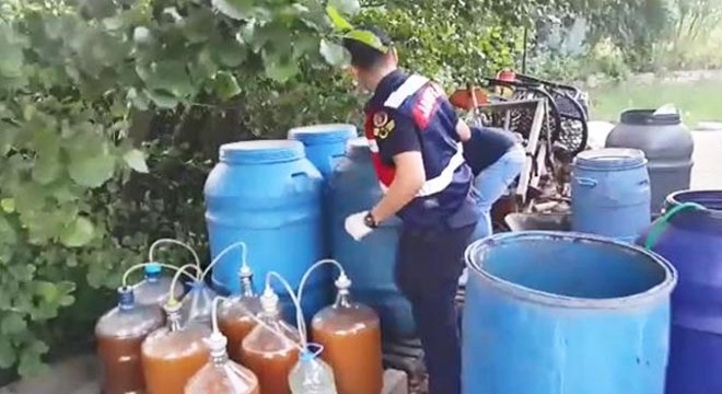 Evde ürettiği 760 litre sahte içkiyle yakalandı